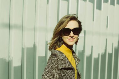 Gülümseyen kadın kollamaya