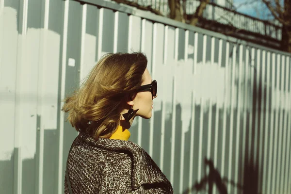 Foto de calle de la mujer con estilo — Foto de Stock