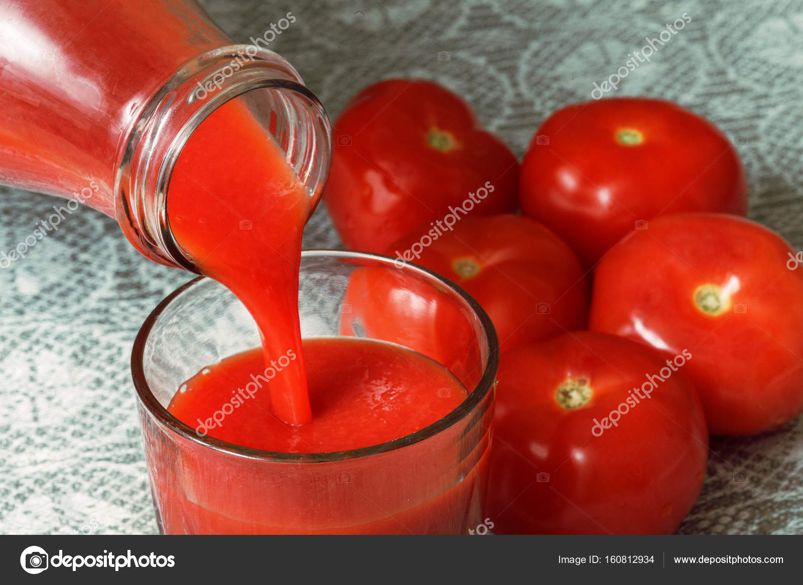 Простой рецепт сока из помидор. Томатный сок. Томатный сок домашний. Помидоры в томатном соке. Натуральный томатный сок.