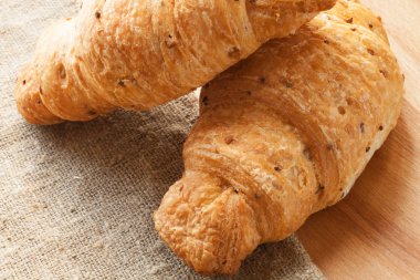 Kruvasan susam tablo ile