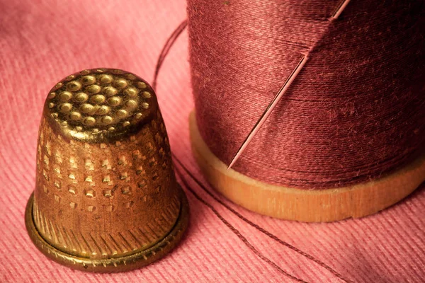 Bobbin with thread and thimble — Stock Photo, Image