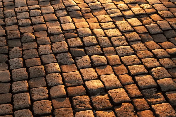 Gün batımında Arnavut kaldırımı taşları