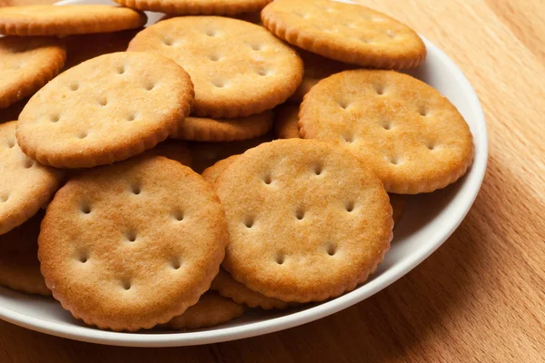 Crackers in bowl on table — Stock Photo, Image