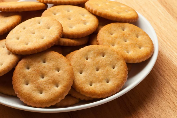 Cracker in Schale auf dem Tisch — Stockfoto