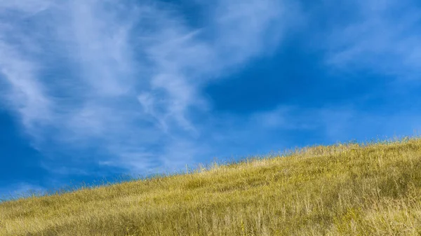 Blue sky over hill — Stock Photo, Image