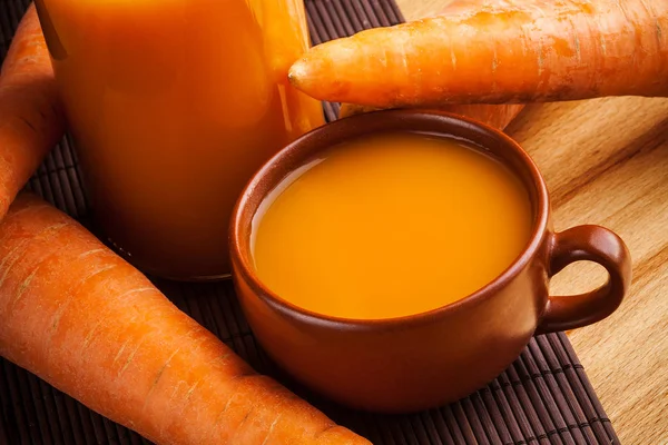 Морковный сок в чашке — стоковое фото