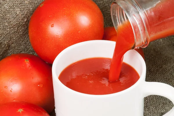 Jus de tomate versé dans la tasse — Photo