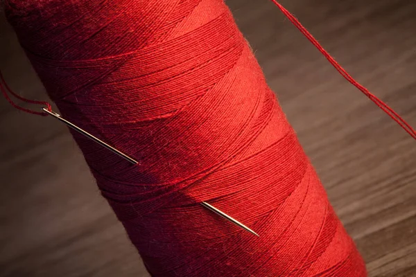 Bobin ve bir dikiş iğnesi