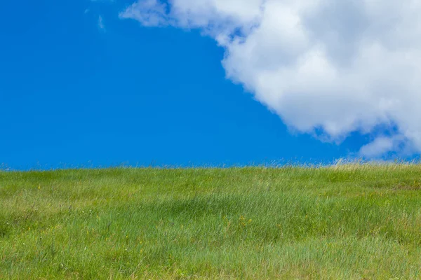 Blue sky over hill — Stock Photo, Image