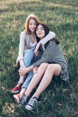 Genç pritty kızlar eğleniyor