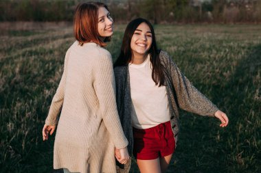 Genç pritty kızlar eğleniyor