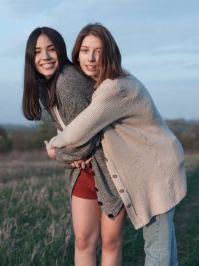 Genç pritty kızlar eğleniyor