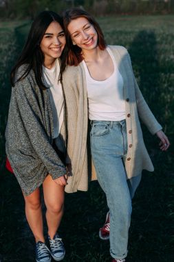 Genç pritty kızlar eğleniyor