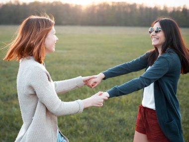 Genç pritty kızlar eğleniyor