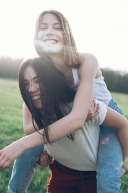 Genç pritty kızlar eğleniyor