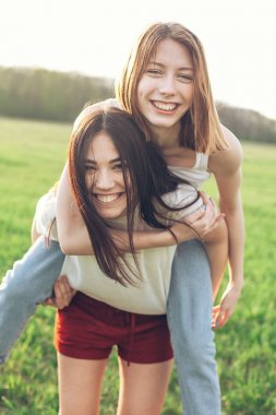 Genç pritty kızlar eğleniyor