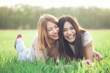 Genç pritty kızlar eğleniyor