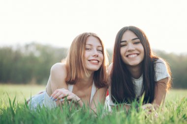 Genç pritty kızlar eğleniyor