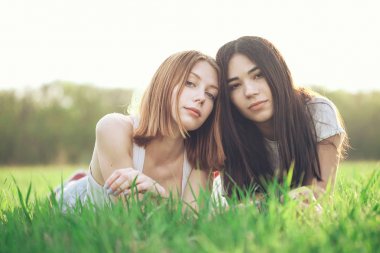 Genç pritty kızlar eğleniyor