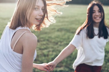 Genç pritty kızlar eğleniyor