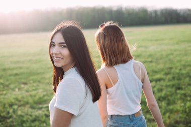 Genç pritty kızlar eğleniyor