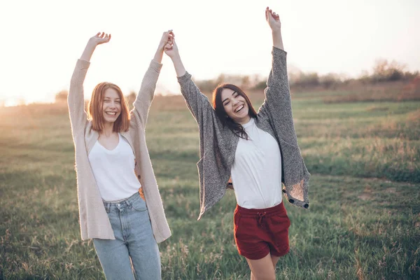 Young pretty girls having fun — Φωτογραφία Αρχείου