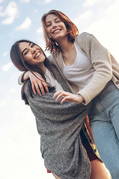 Giovani ragazze pritty divertirsi — Foto Stock