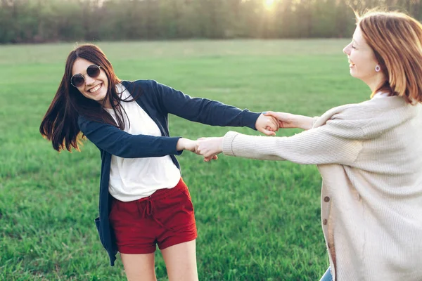 Giovani ragazze pritty divertirsi — Foto Stock