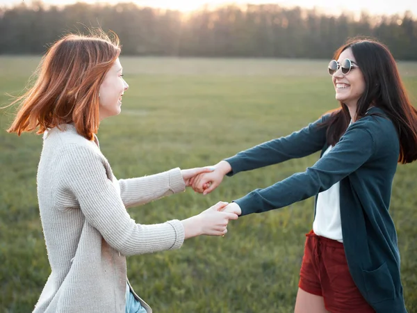 Genç pritty kızlar eğleniyor