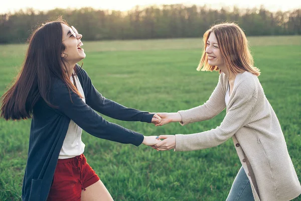 Genç pritty kızlar eğleniyor