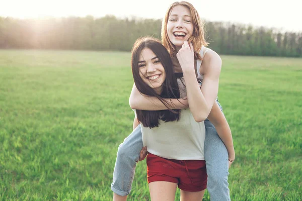 Jóvenes pritty niñas tener divertido —  Fotos de Stock