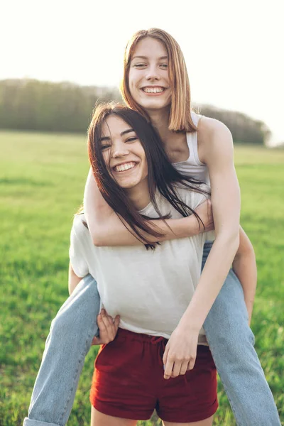 Jóvenes pritty niñas tener divertido — Foto de Stock