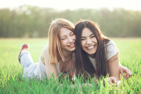 Genç pritty kızlar eğleniyor