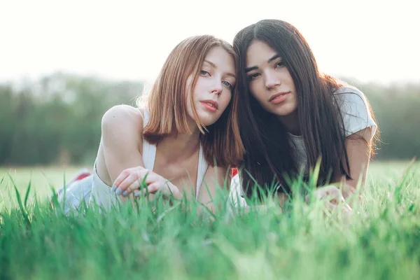 Giovani ragazze pritty divertirsi — Foto Stock