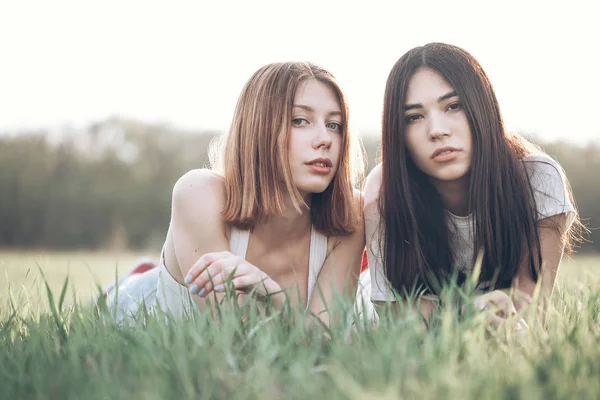 Giovani ragazze pritty divertirsi — Foto Stock