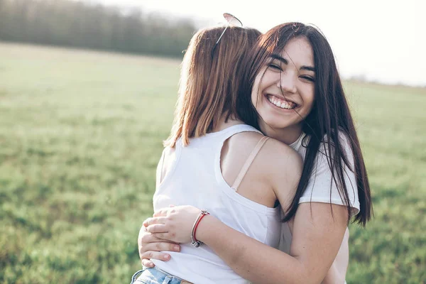 Jóvenes pritty niñas tener divertido — Foto de Stock