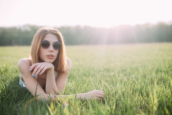 Jonge mooie vrouw — Stockfoto