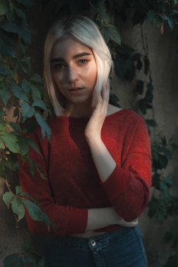 Kırmızı kazaklı sarışın kadın