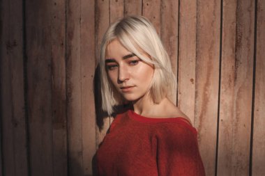 Kırmızı kazaklı sarışın kadın