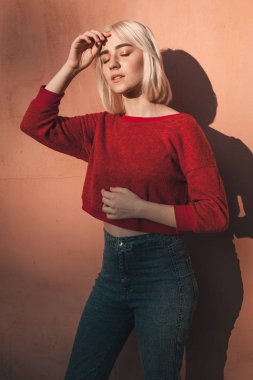 Kırmızı kazaklı sarışın kadın