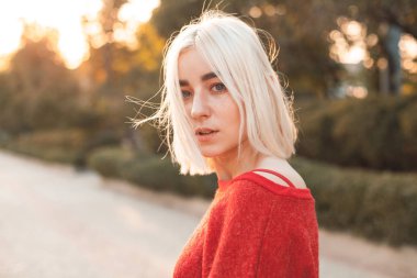 sarışın genç kadın