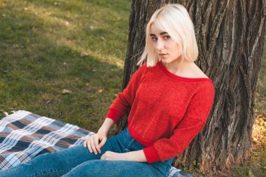 Park'ın bahçesinde oturan kadın