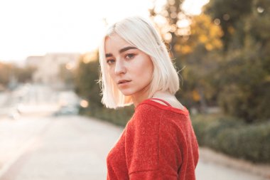 sarışın genç kadın