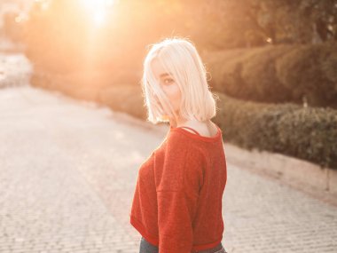 sarışın genç kadın