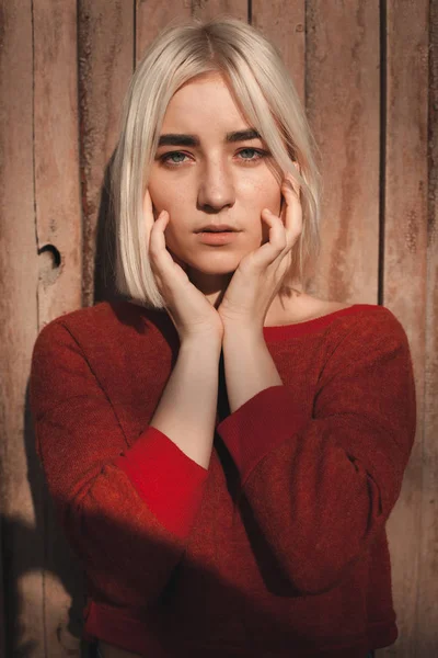 Блондинка в красном свитере — стоковое фото