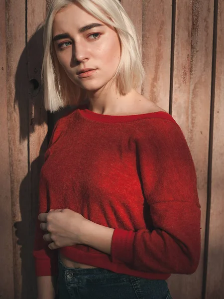 Kırmızı kazaklı sarışın kadın