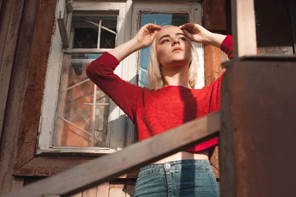 Menina perto de uma casa velha — Fotografia de Stock