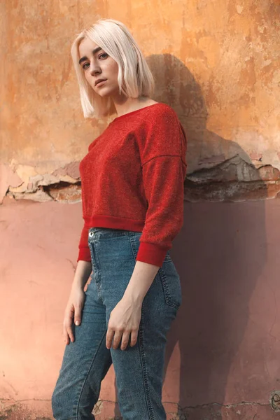 Блондинка в красном свитере — стоковое фото