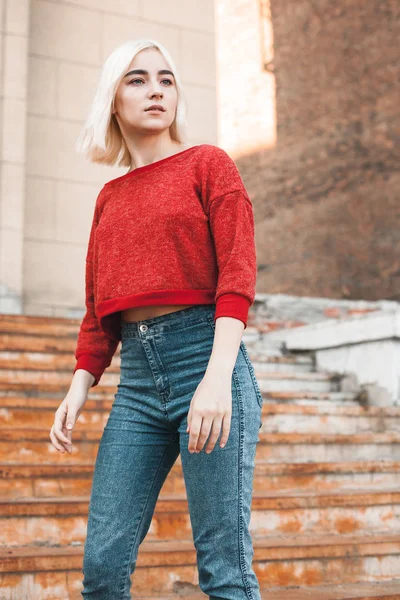 paslı merdivenlerde sarışın kız