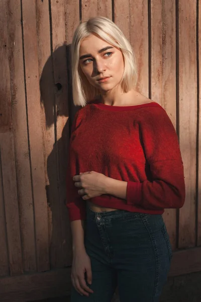 Blond kvinna i röd tröja — Stockfoto